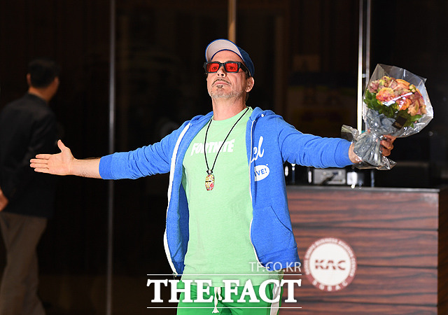 어벤져스:엔드게임에 출연한 할리우드 배우 로버트 다우니 주니어가 지난 13일 오후 서울 강서구 서울김포비즈니스항공센터를 통해 입국하고 있다. /김포국제공항=배정한 기자