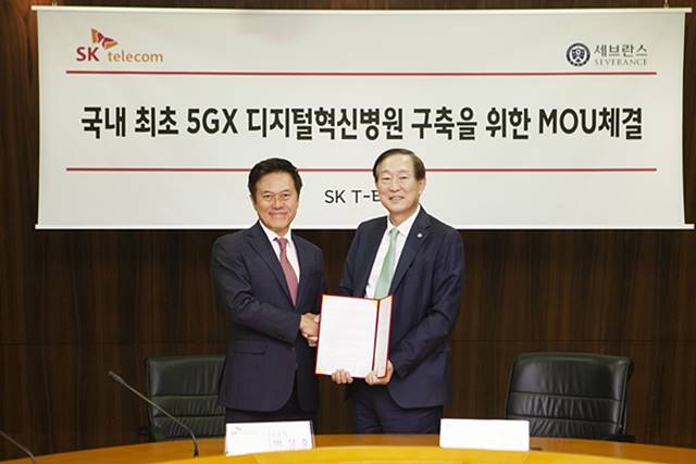 박정호 SK텔레콤 CEO(왼쪽)와 윤도흠 연세의료원장이 26일 SK텔레콤 을지로 사옥에서 협약식을 가지고 있다. /SK텔레콤 제공