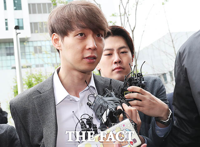 마약 투약 혐의를 받는 가수 박유천이 구속 후 28일 오후 첫 경찰 조사에서도 혐의를 끝까지 부인한 것으로 알려졌다. 경찰은 이날 약 3시간의 조사를 마치고 오는 29일 다시 조사를 이어갈 계획이다. /김세정 기자