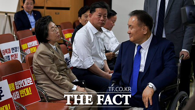 이동 중 자유한국당 의원들을 바라보는 이상민 사개특위 위원장(오른쪽).