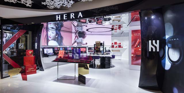 아모레퍼시픽그룹은 국내외 성장을 위한 투자로 인해 1분기 영업이익이 적자를 기록했다고 말했다. 아모레퍼시픽그룹의 대표 럭셔리 브랜드 헤라 매장 모습. /아모레퍼시픽 제공