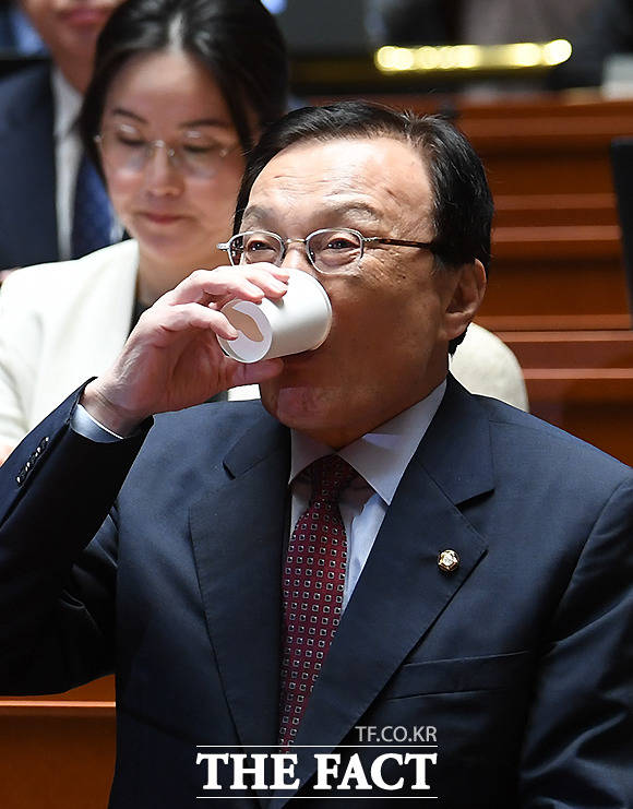 성난 마음에 물을 단숨에 벌컥