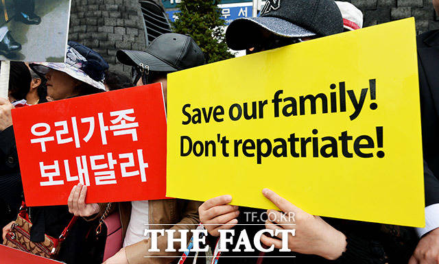 탈북자 7명이 중국 공안에 체포돼 북한에 보내질 위치에 처했다. 인권단체 회원들이 지난해 5월 서울에 위치한 중국대사관 일대에서 탈북민 석방을 촉구하는 기자회견에 참석해 구호를 외치고 있다. /더팩트DB