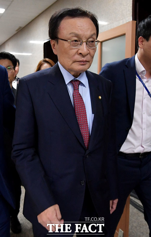 패스트트랙(신속처리안건)을 둘러싼 여야의 대치가 계속되는 가운데 더불어민주당 이해찬 대표가 29일 오후 서울 여의도 국회에서 열린 의원총회에 참석하고 있다. /국회=이덕인 기자