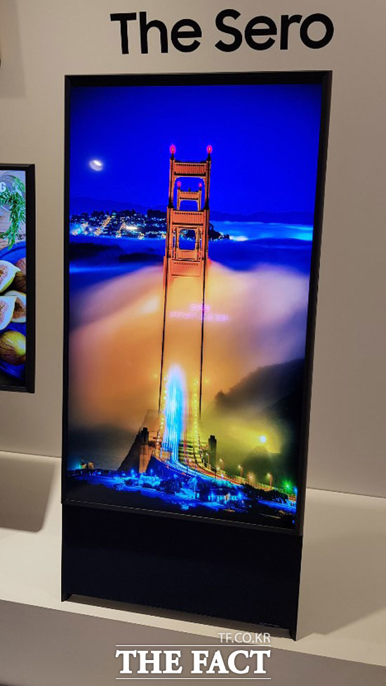 더 세로는 모바일로 콘텐츠를 즐기는 데 익숙한 밀레니얼 세대의 특성을 반영해 기존의 TV와는 달리 세로 방향의 스크린을 기본으로 한다. /강남구=이성락 기자