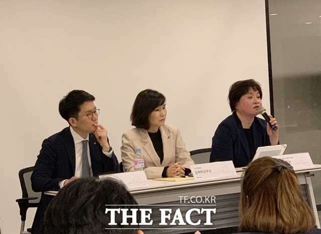 KT 최준기 AI기술담당 상무와 김채희 AI사업단장 상무, 임미숙 서비스연구소AI기술&HCI담당 상무(왼쪽부터)가 질의에 답하고 있다. /광화문=서민지 기자