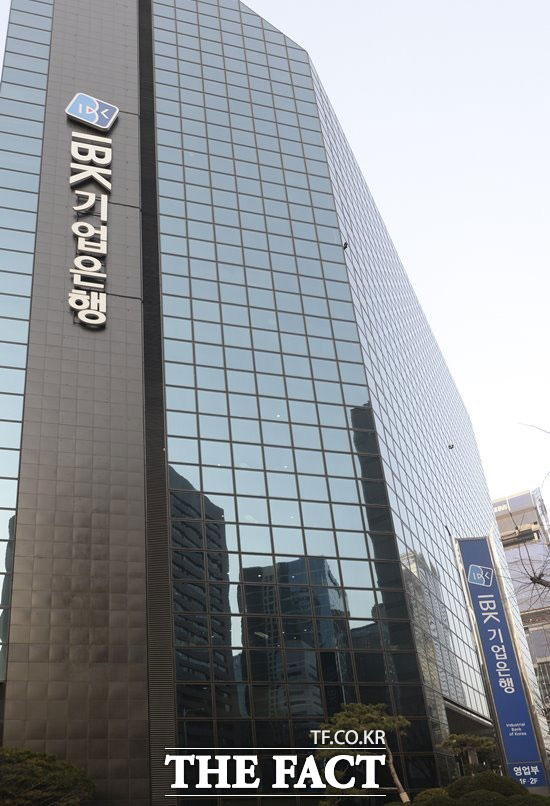 SK증권은 29일 기업은행에 대해 견조한 경상이익 성장을 근거로 투자의견 매수를 유지했다. /더팩트 DB