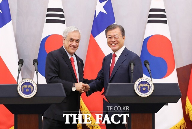 문재인 대통령과 국빈 방한한 세바스티안 피녜라 칠레 대통령이 29일 오전 청와대에서 공동언론 발표를 마친 뒤 악수하고 있다. /청와대 제공