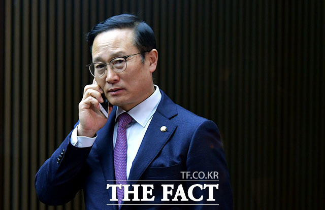 패스트트랙(신속처리안건)을 둘러싼 여야의 대치가 계속되는 가운데 더불어민주당 홍영표 원내대표가 29일 오후 서울 여의도 국회에서 열린 의원총회에 참석해 심각한 표정으로 전화를 받고 있다. /국회=이덕인 기자