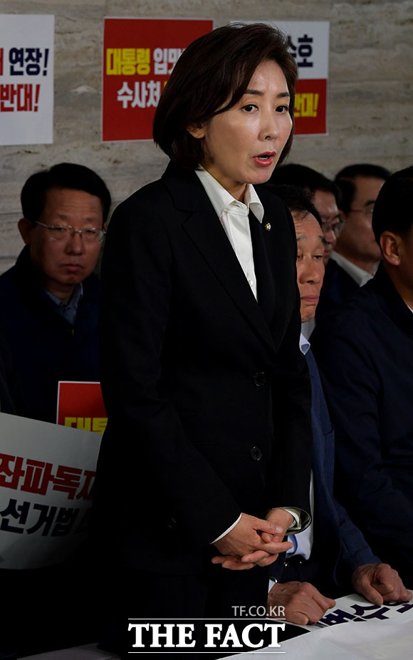 나경원 원내대표가 입장 발표를 하고 있다.