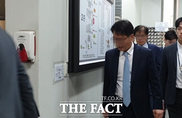 구속심사를 받기 위해 삼성바이오에피스 경영지원실장(상무) 양 모씨와 부장 이 모씨가 법정에 들어가고 있다. 이들은 취재진의 질문에 묵묵부답으로 일관했다. 왼쪽부터 이 부장과 양 상무. / 서울지방법원=정소양 기자