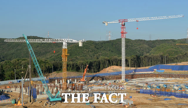 해외 수주 부진과 주택 경기 침체로 건설사들이 어려움을 겪고 있다. 사진은 기사 내용과 무관. /더팩트 DB