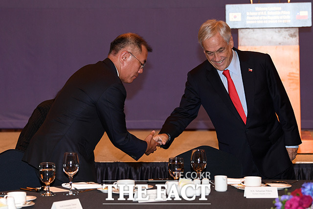정의선 현대자동차그룹 수석부회장이 29일 오후 서울 중구 소공동 롯데호텔에서 열린 칠레 대통령 및 경제사절단 초청 환영 오찬에 참석해 세바스티안 피네라 칠레 대통령과 악수하고 있다. /남용희 기자