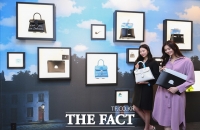 [TF포토] 현대백화점, '마그리트 작품이 가방에~' 마그리트 컬렉션 팝업스토어 오픈