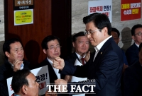 [TF포토] 자유한국당 의원들 격려하는 황교안 대표