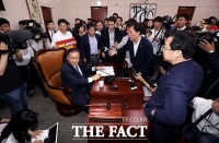 [TF포토] 기습 사개특위 개의에 항의하는 한국당 의원들