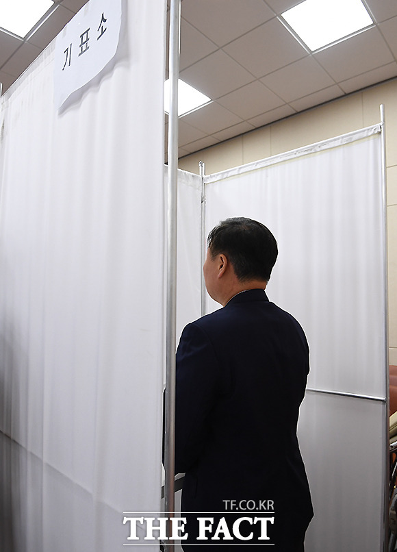 10분째 투표소에서 시위(?)하는 김재원 자유한국당 의원