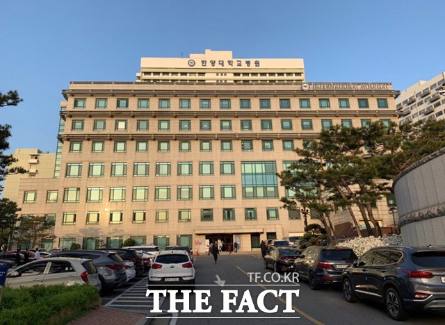 한양대병원에 입원한 신생아에 유통기한이 지난 수액을 주사하는 사고가 발생했다. 병원업계는 인력 부족으로 인한 약재 관리 소홀을 원인으로 보고 병동 내 수액 전담 관리자를 둬야 한다고 했다. /이민주 기자