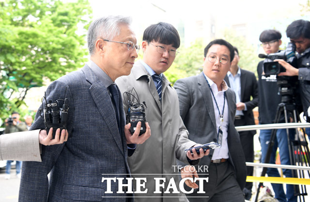 채용비리 혐의를 받는 이석채 전 KT회장이 30일 오전 서울 양천구 서울남부지방법원에 구속영장 실질심사를 받기 위해 들어서고 있다./임세준 기자