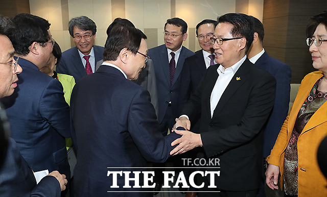 미소 짓는 이해찬 대표와 박지원 의원