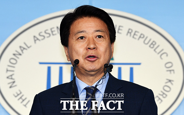 노웅래 더불어민주당 의원이 30일 오전 서울 여의도 국회 정론관에서 기자회견을 열고 원내대표 경선 출마를 선언하고 있다. / 국회=배정한 기자