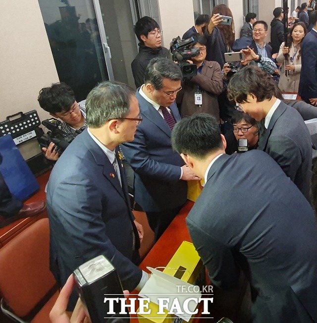 국회 사법개혁특별위원회가 29일 오후 11시 55분 고위공직자비리수사처법안 등 사법제도 개혁안을 패스트트랙으로 지정했다. 자유한국당 의원들이 날치기다고 강하게 반발했지만, 이들을 제외한 모든 사개특위 위원들이 찬성 표를 던지며 총 재적인원 18명 중 11인의 찬성으로 패스트트랙 열차가 출발하게 됐다. 박주민 더불어민주당 의원(왼쪽)과 임재훈 바른미래당 의원이 패스트트랙 지정 투표가 끝난 후 감표하는 모습. /국회=허주열 기자