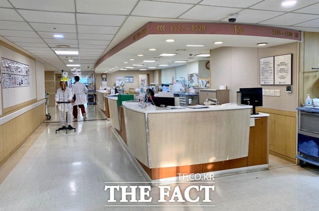 병원 관계자들은 과중한 업무와 허술한 수액 관리 시스템이 이번 사건을 일으켰다고 봤다. 의료계 관계자는 병동 내 수액 전담 관리자 배치 필요성에 공감하면서도 현실적으로는 이것이 불가능할 것이라고 봤다. 사진은 지난달 29일 한양대병원 병동 전경. /이민주 기자