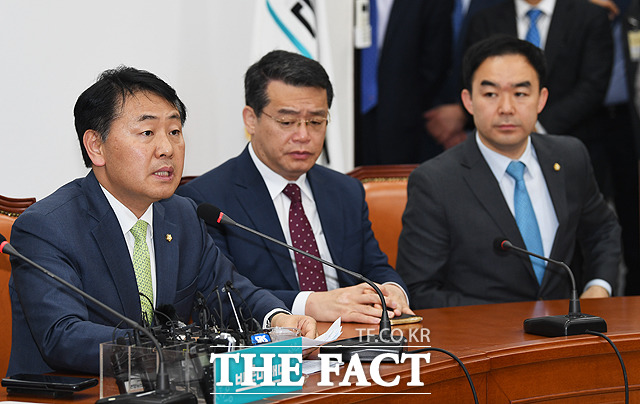 패스트트랙 지정의 중심에 있었던 김관영 원내대표와 임재훈 의원, 채이배 의원(왼쪽부터)