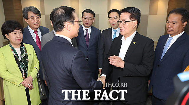 악수하는 홍영표 더불어민주당 원내대표(왼쪽)와 박지원 민주평화당 의원