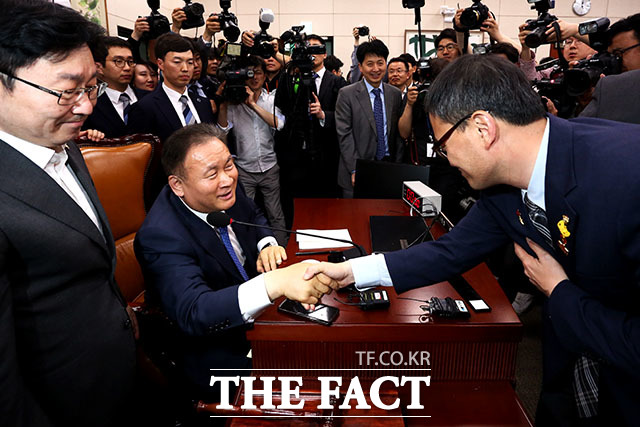 이상민 위원장(왼쪽)과 박주민 더불어민주당 의원이 악수를 하고 있다.