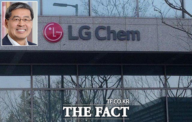 신학철 LG화학 부회장은 이번 SK이노베이션 제소에 대해 경쟁사의 부당 행위에 엄정하게 대처해 오랜 연구와 막대한 투자로 확보한 핵심기술과 지식재산권 보호를 위해 불가피한 조치다며 정당한 경쟁을 통한 건전한 산업 생태계 발전을 위한 것이라고 말했다. /더팩트 DB