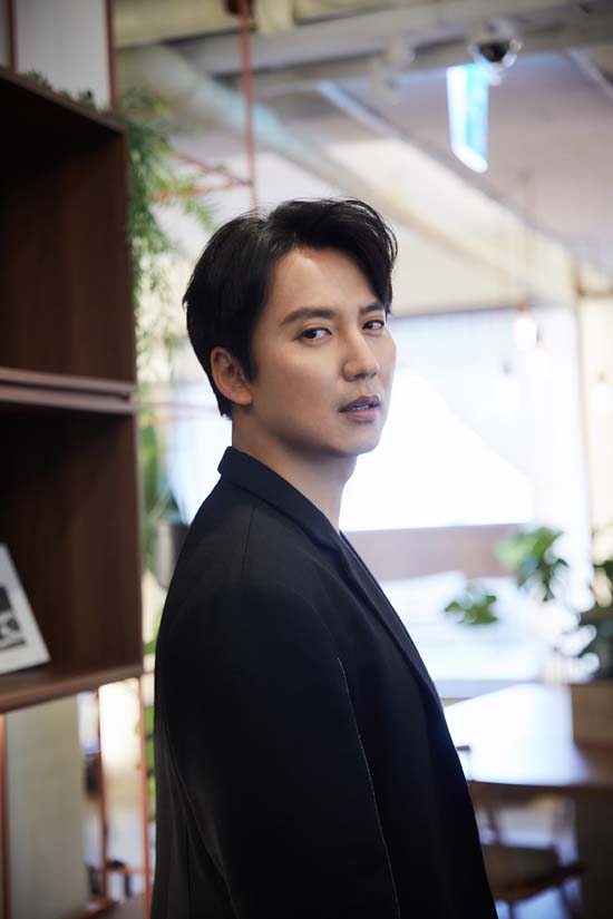 배우 김남길은 SBS 금토드라마 열혈사제에서 사제 김해일 역을 맡았다. /씨제스엔터테인먼트 제공
