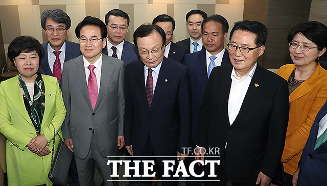 29일 저녁 국회 예산결산특별위원회 회의장에서 더불어민주당 이해찬 대표, 홍영표 원내대표, 민주평화당 정동영 대표, 박지원 의원, 신임 사개특위 위원인 바른미래당 임재훈, 채이배 의원 등이 함께 모여 있다. /국회=이새롬 기자