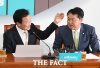 [TF포토] 김관영 원내대표 격려하는 손학규 대표