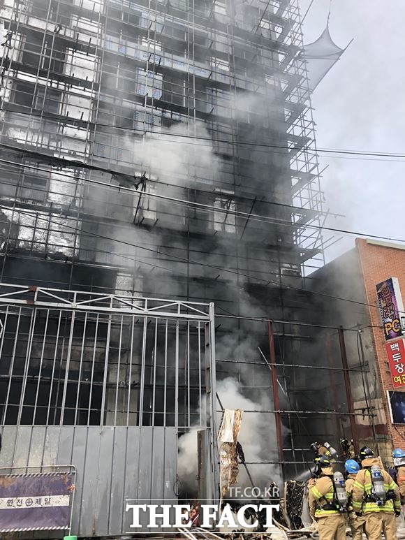 1일 오후 울산시 남구 달동의 한 고층 건물 신축공사장에서 화재가 발생해 소방당국이 진화작업에 나서고 있다. /울산=뉴시스