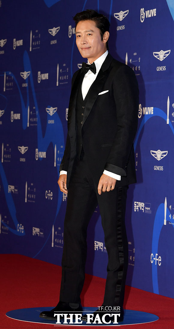 배우 이병헌이 1일 오후 서울 강남구 영동대로 코엑스에서 열린 제55회 백상예술대상에 참석해 레드카펫을 밟고 있다. /이덕인 기자