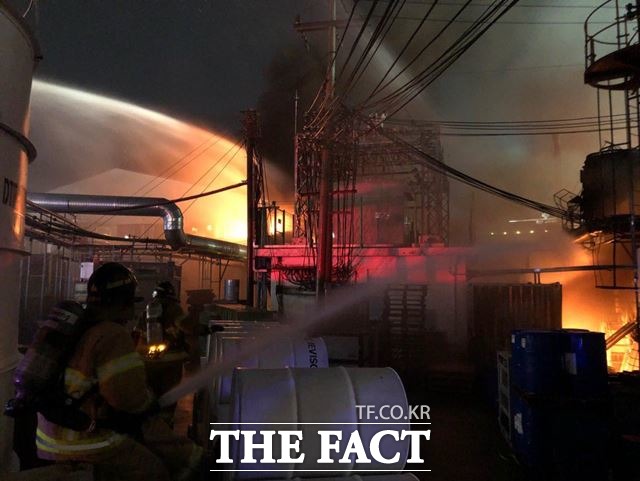 지난달 30일 오후 9시 5분께 경기도 군포시 당정동 한 페인트 제조 공장에서 발생한 화재가 소방당국의 신속한 대응으로 인명피해없이 완전 진환됐다. 1일 오전 소방대원들이 화재진압을 하고 있다. /뉴시스