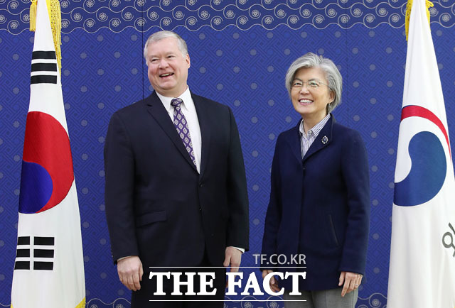 강경화 외교부 장관의 발언은 하노이 2차 북미회담 이후 한미간의 불협화음에 대해 일축하려는 의도로 보인다. 지난 2월 평양을 방북해 북·미 실무협상을 마치고 돌아온 스티븐 비건 미 국무부 대북정책 특별대표가 외교부 청사를 방문해 강 장관과 만나 미소짓고 있는 모습. /남윤호 기자