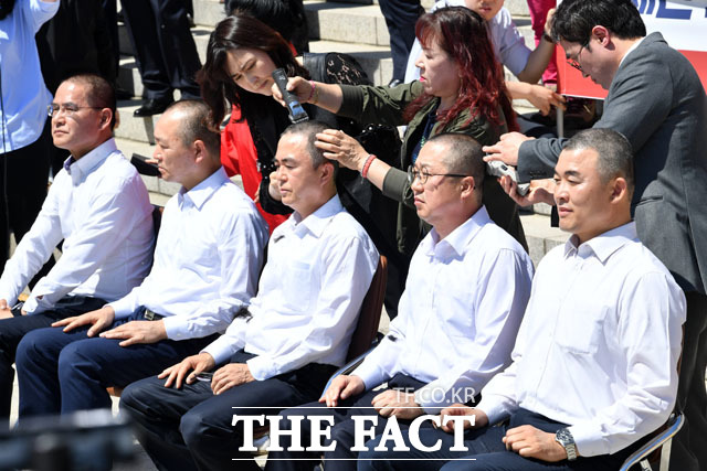 이창수 충남도당위원장, 성일종·김태흠·이장우·윤영석 의원(왼쪽부터) 등 다섯 명이 2일 오전 국회 본청 앞 계단에서 선거법·공수처법 패스트트랙 지정 규탄 삭발식을 갖고 있다. /국회=남윤호 기자