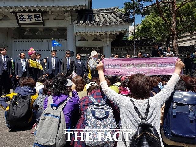 전국장애인부모연대가 2일 오전 청와대 춘추관 앞에서 발달장애인 주간활동서비스 현실성 있는 지원책을 요구하며 농성을 벌이고 있다. /청와대=신진환 기자