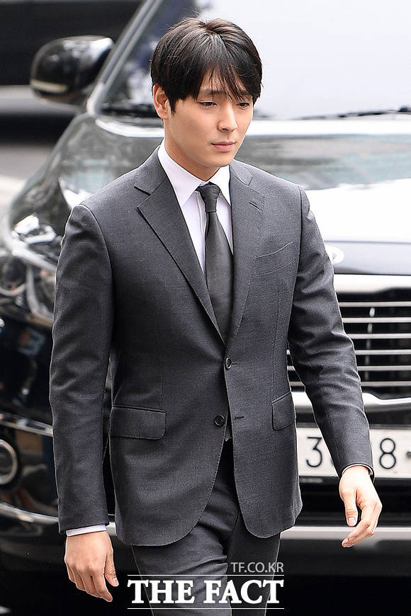 성폭행 혐의를 받고 있는 그룹 FT아일랜드 전 멤버 최종훈이 12시간 경찰 조사를 받았다. /이선화 기자