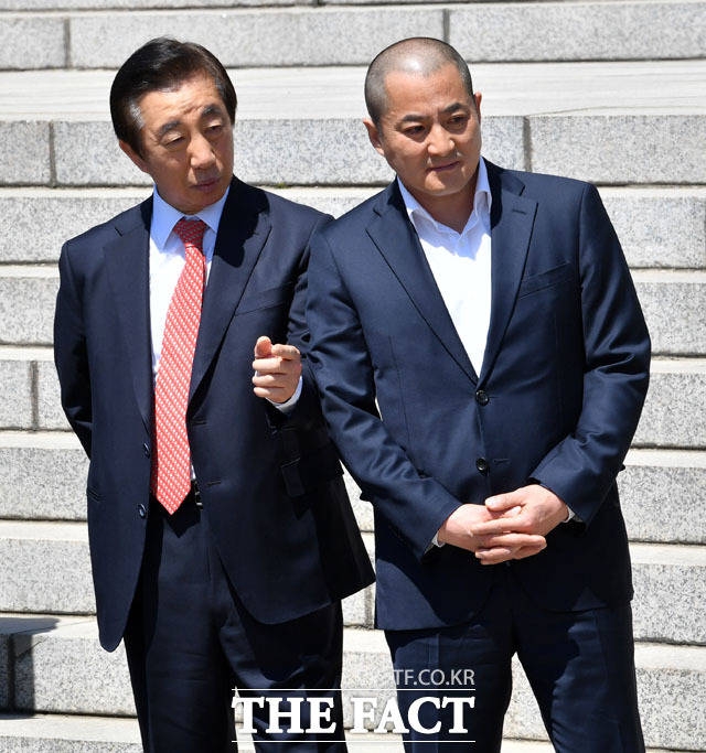 삭발식 바라보는 자유한국당 김성태 의원과 박대출 의원
