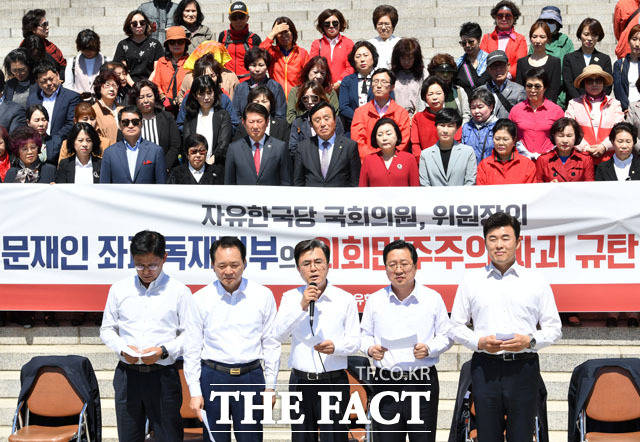 당원, 지지자들(뒤)이 응원을 위해 나왔다. /남윤호 기자