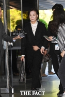  [TF현장] '가사도우미 불법 고용' 이명희·조현아, 각각 다른 출입구로 재판 출석