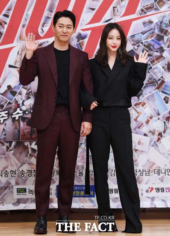 주진모(왼쪽) 한예슬은 SBS 새 수목드라마 빅이슈에서 파파라치 사진기자와 편집장 역을 맡았다. /배정한 기자