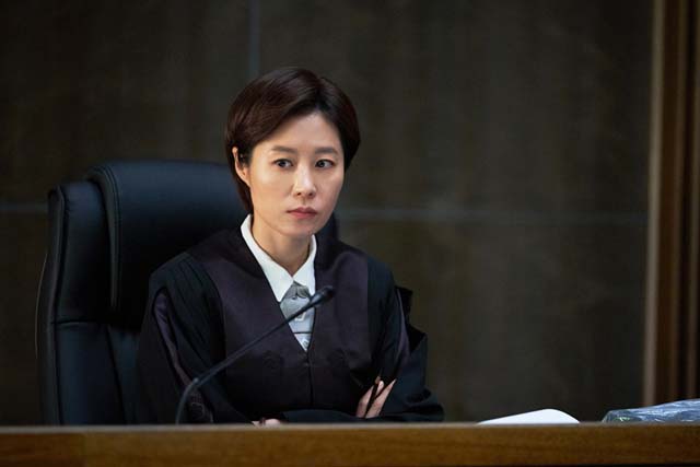 문소리는 영화에서 첫 국민참여재판을 진행하게 된 판사 역을 맡았다. /CGV아트하우스 제공