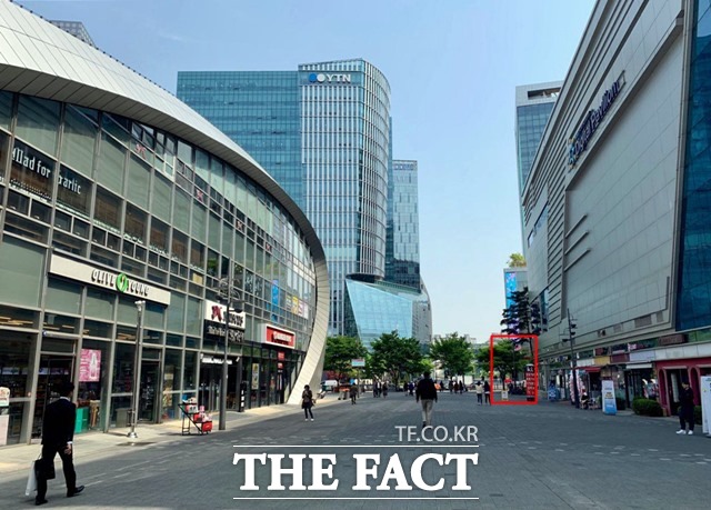 사무실이 밀집한 상암동 상가단지에 H&B 스토어 올리브영과 롭스가 마주하고 있었다. 이들 매장 간 거리는 직선거리로 채 50m가 안 된다. 빨간 네모를 친 곳이 과거 롭스 상암점이 있던 곳이다. /상암동=이민주 기자