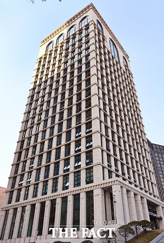 23년 만에 새로 단장한 CJ 더 센터는 지하 2층, 지상 19층 규모의 주식회사 사옥으로 지난 2월 재입주를 마쳤다.