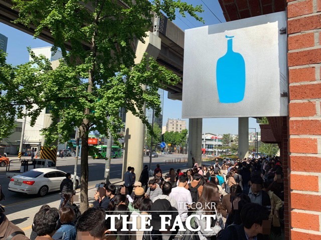 블루보틀 국내 1호점인 성수점이 3일 영업을 시작했다. 오픈 시간에 맞춰 수백 명의 인파가 몰리며 인산인해를 이뤘다. 이날 오전 대기에서 주문까지 약 3시간40분이 소요됐다. /성수동=이민주 기자