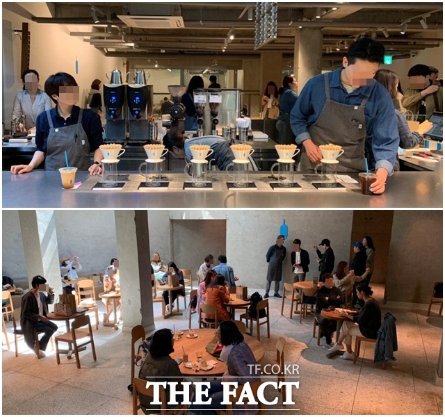 블루보틀 성수점 내부는 입장 인원을 제한해 바깥과 달리 그리 혼잡하지 않았다. 손님들은 커피를 맛보고 벽면에 부착된 로고 앞에서 인증샷을 남겼다. /성수동=이민주 기자